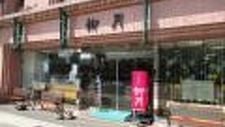 多くのお菓子が並ぶ柳月本店