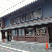 京都を代表する老舗喫茶店の本店は三条通を入ったところあった