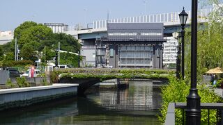 蔦が絡まる歴史ある橋