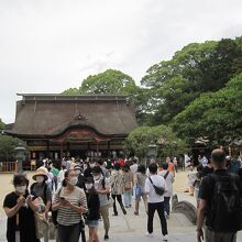 御本殿前の様子。沢山の参拝者で賑わっています