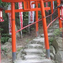 社の左端の鳥居と階段です