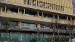 新宿中央公園の一角にある複合施設