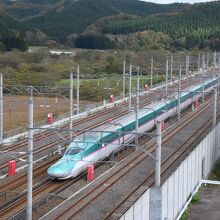 通過していく新幹線車両