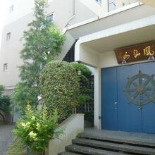 山門をくぐると境内が伸びています。右側にお堂が見えます。