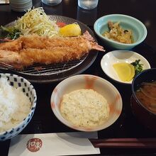 大きなエビフライ定食