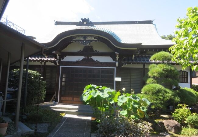 住宅街にある静かな寺院