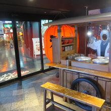 レトロ感のあるラーメンスタジアム入口