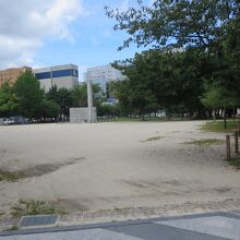 東南側から見た冷泉公園の様子