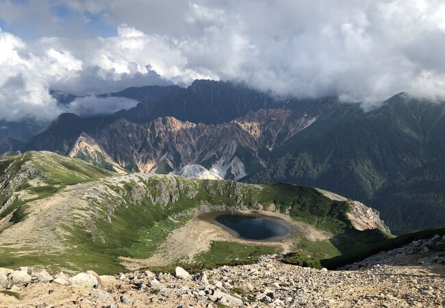 三俣山荘から登って1時間のところにありました、とてもキュートになりましたので、最初は優しいと思ったら、後ろの岩ゴロゴロに結構やられました、登られる方は心の準備をされた方がお勧めします