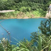 こんなきれいなコバルトブルーの湖が関東にあるとは