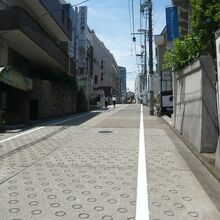 左内坂の勾配は厳しく、路面には車の滑り止めが施されています。