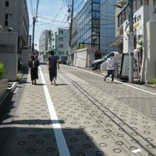 市ヶ谷の左内坂の中間から、左内坂の頂上付近を見ています。