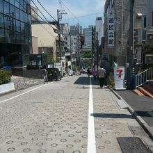 左内坂の中間から、外堀通りの市ヶ谷駅の方向を見ています。