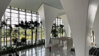 トロピカルな雰囲気の駅