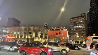 道路西方囲まれている門