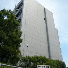 地下鉄千代田線の木坂駅の出口から見た日本学術会議の建物です。