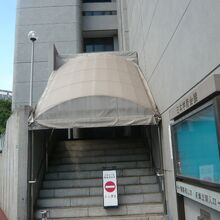 日本学術会議の建物の入口です。いつも閉まっている入口です。