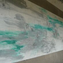 ストリートペインティングの壁画です。創造的な感じがします。