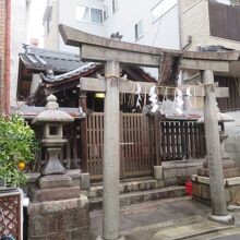 別名紅梅殿です