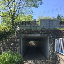 道路の下にあるトンネル