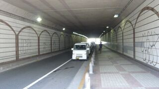 国立新美術館と青山公園の間の地下に、六本木トンネルがあります。西麻布に連接しています。