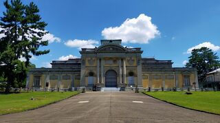 シンメトリーの明治建築