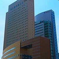 桜木町駅前の高層ビルです。