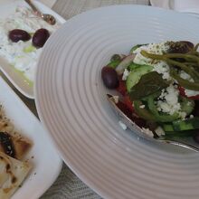 前菜で取ったギリシア風サラダ、ピタとツァジキ。