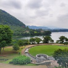 ２階からは津久井湖を眺められます。
