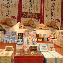 多種のお菓子が並ぶ店内