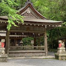 奥宮本殿の下には龍穴があり、神聖な力が噴き出ているとも。