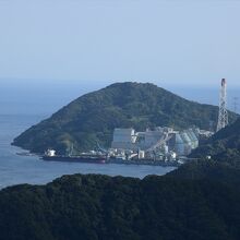 湾口部に鎮座する舞鶴火力発電所