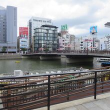 福博であい橋を西側の水上バス乗り場から見る。