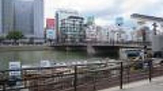 暑い時期でも夕方になると海風が吹き心地よい橋です。