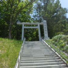 階段の先に定山渓神社。