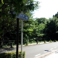 三鷹市山本有三記念館前の景観です。