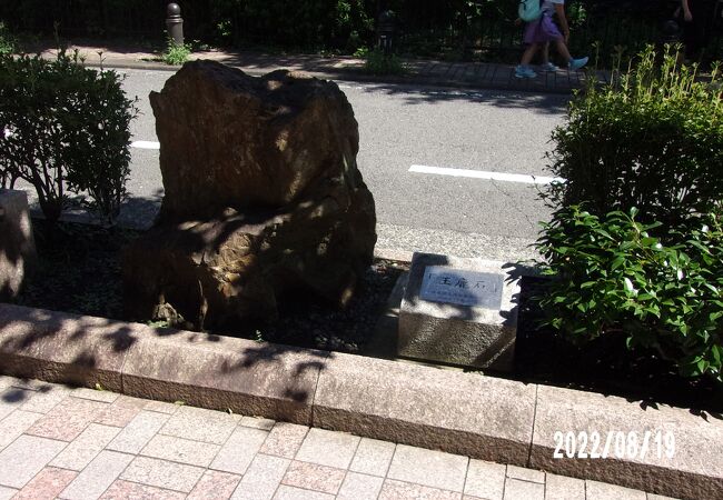 太宰治が玉川上水に入水した場所の近くにあります。