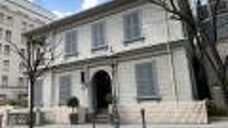 旧アメリカ合衆国領事館でした。神戸の旧居留地時代に残る唯一の建物です。