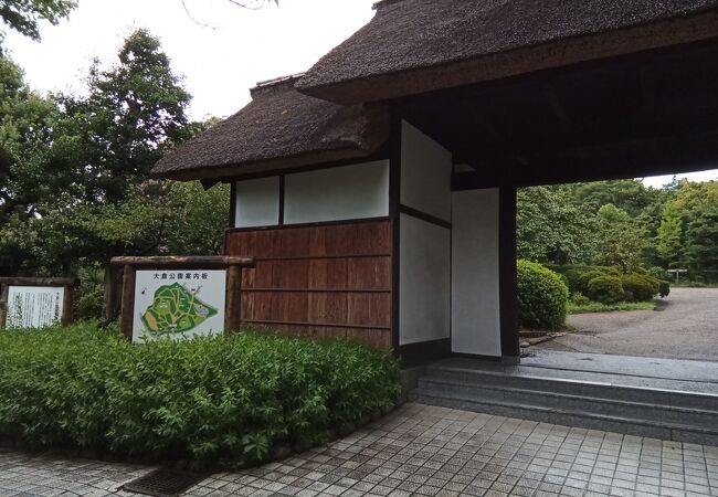 文化財の門が待ち構えています