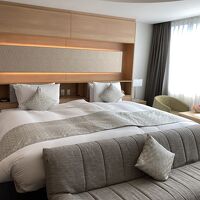 ソファが置けるほど広々とした客室