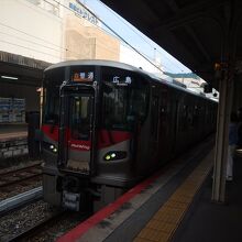 宇宙戦艦ヤマトの曲と共に颯爽と入線するカープ色のクハ２２７系