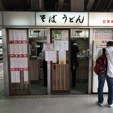 東神奈川駅３・４番線ホーム階段下にあります