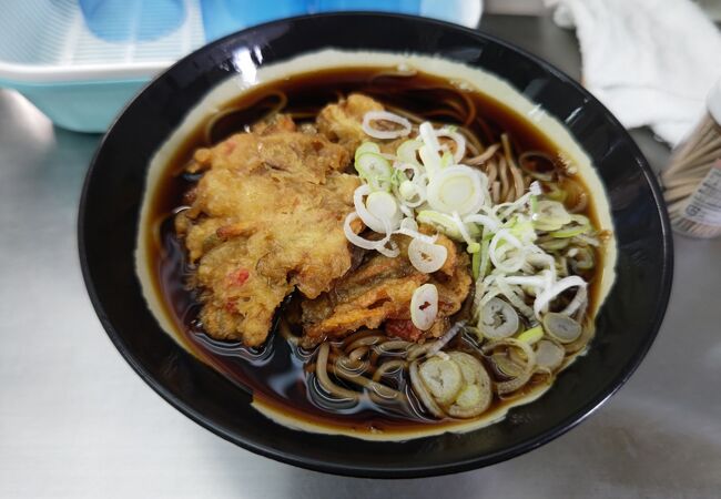 東神奈川駅ホーム　関東人好みの黒いおつゆのそば屋さん