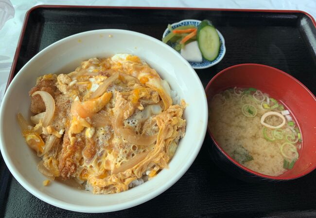 食堂の素朴なカツ丼