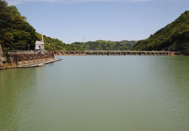 庄川峡遊覧船に乗って訪れました。