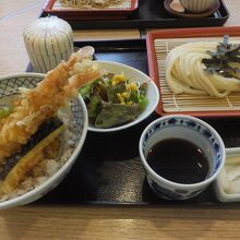 うどんには天ぷらが合う気がします。