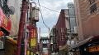 その先は市場通りの短い通り！