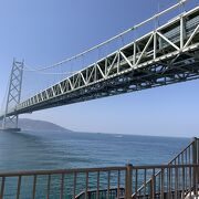 海と明石海峡大橋を背景に美しい建物です。