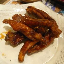 鳥の手羽です。甘辛に味付けられていて、とても美味しく感じます