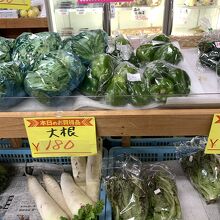 旬の野菜、売ってます。